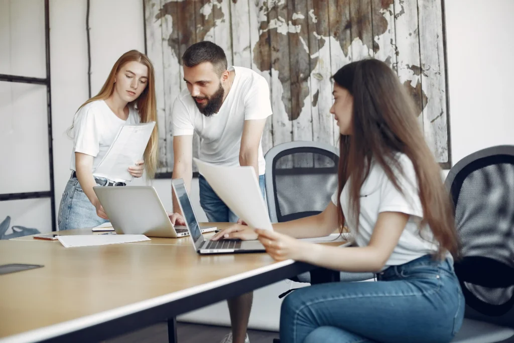 Chicos trabajando en equipo sobre una mesa.